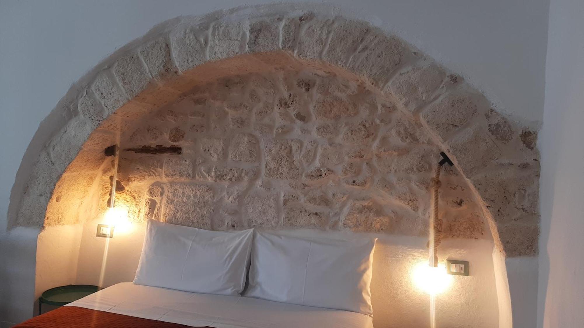 Dimora Lavinia Casa Vacanze Centro Storico オストゥーニ エクステリア 写真